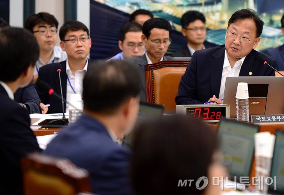 유일호 국토교통부 장관이 13일 오전 서울 여의도 국회 국토교통위원회 2015년도 제1회 추가경정예산안 논의 회의에서 의원들의 질의에 답하고 있다. 2015.7.13/뉴스1 <저작권자 © 뉴스1코리아, 무단전재 및 재배포 금지>