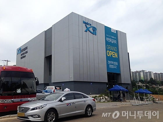 경기 부천 소사구 계수동 소재 부천 '옥길자이' 모델하우스 앞에서 떴다방(이동식 중개업소)이 호객을 하고 있다. /사진=신현우 기자