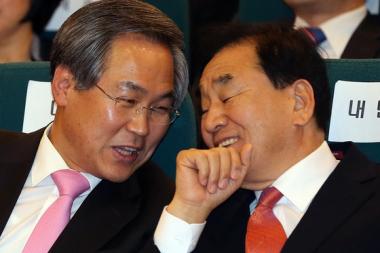 대표적 개헌파인 이재오 새누리당 의원(오른쪽)과 우윤근 새정치민주연합 의원이 지난 4월 국회도서관에서 열린 '지방분권개헌 청원운동 선포식'에서 만나 대화하고 있다./사진=뉴스1제공