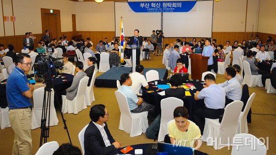 16일 오후 부산 벡스코 컨벤션홀에서 열린 ‘부산 혁신 원탁회의’에서 김상곤 새정치민주연합 혁신위원장이 발언하고 있다. 이날 원탁회의에는 새정치민주연합 혁신위와 영남지역위원장들을 비롯해 시민 100여명이 참여하여 의견을 나누었다.2015.7.16/뉴스1 <저작권자 © 뉴스1코리아, 무단전재 및 재배포 금지>