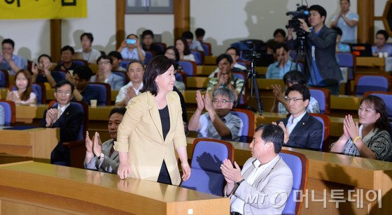 정의당 심상정 신임대표가 19일 서울 여의도 국회 의원회관에서 열린 3기 지도부 선출보고대회에서 당원들에게 인사하고 있다. 2015.7.19/뉴스1