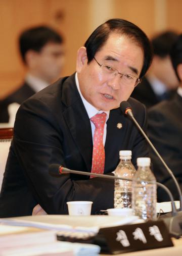 박명재 새누리당 의원이 2014년 10월20일 오전 대구시 중구 한국은행 대구.경북본부 2층 강당에서 열린 국정감사 지역경제 현안 보고회에서 각 지역 본부장들에게 질의하고 있다./ 사진=뉴스1