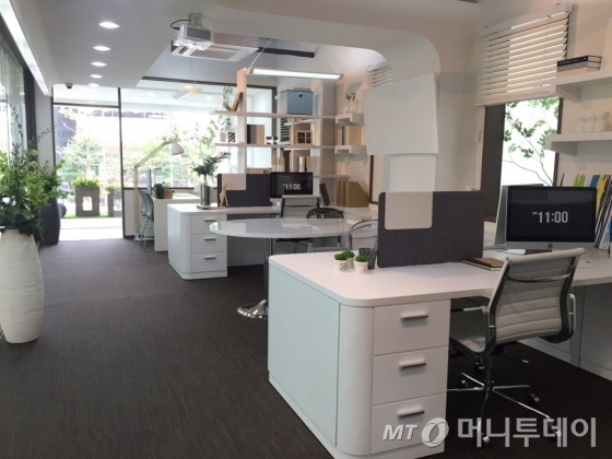 강서구 마곡엠밸리 7단지 모습. 건너편 펜스가 쳐져 있는 곳은 특별계획구역으로 국제컨벤션, 전시장, 호텔 등이 들어설 예정이다. /사진=배규민 기자