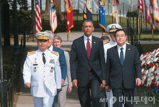 김정훈 의원은 2013년7월27일 미국 워싱턴 링컨 메모리얼 한국전 참전 기념공원에서 열린 정전협정 60주년 기념식에 박근혜 대통령 특사 자격으로 참석했다. 사진은 기념비에 헌화하기 위해 버락 오바마 미국 대통령과 나란히 걷고 있는 모습./사진=김정훈 의원실.