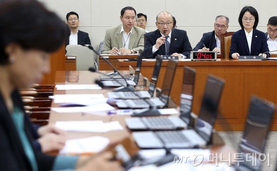 문형표 보건복지부 장관이 21일 서울 여의도 국회에서 열린 보건복지위원회 전체회의에서 2015년도 추가경정예산안과 관련한 의원들의 질의에 답하고 있다. 2015.7.21/뉴스1 <저작권자 © 뉴스1코리아, 무단전재 및 재배포 금지>