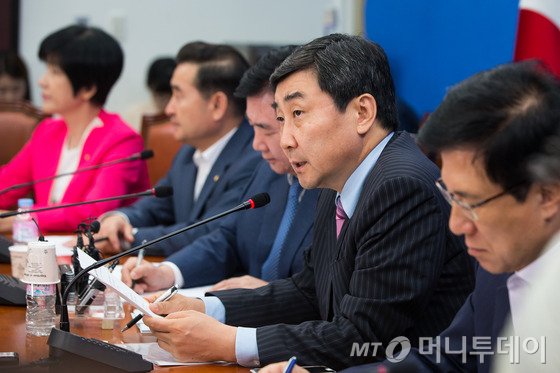 이종걸 새정치민주연합 원내대표가 21일 서울 여의도 국회 원내대표실에서 열린 원내대책회의에서 모두발언을 하고 있다. 2015.7.21/뉴스1 <저작권자 © 뉴스1코리아, 무단전재 및 재배포 금지>