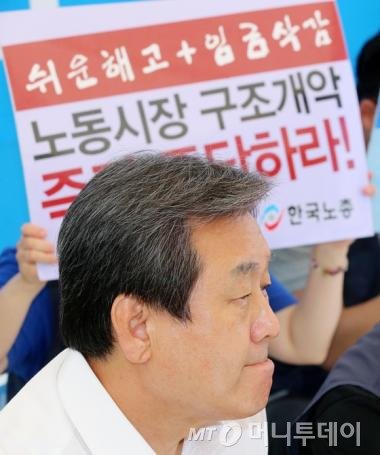 새누리당 김무성 대표가 14일 서울 여의도 산업은행 앞에서 정부의 노동정책에 반대하며 무기한 천막농성 중인 한국노총 김동만 위원장(오른쪽)과 임원들을 면담하고 있다. /사진=뉴스1.