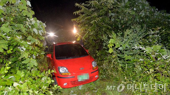 18일 낮 12시께 경기도 용인시 처인구의 한 야산에서 국가정보원 직원 임모씨(45)가 자신의 차량안에서 숨진 채 발견됐다. A씨가 국정원 직원 등에게 남긴 유서에는 국정원의 해킹프로그램 구입 관련 내용과 함께 억울함을 호소하는 내용이 담긴 것으로 전해졌다. 사진은 국정원 직원이 사망한 차량의 모습. /사진-뉴스1