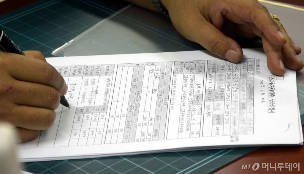 미소금융중앙재단 지점 우리미소금융재단에서 시민들이 대출상담을 받고 있다. /사진제공=뉴스1