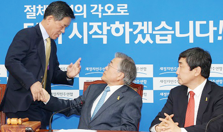 새정치민주연합 주승용 최고위원이 지난 5월8일 국회에서 열린 최고위원회의 도중 정청래 최고위원과 공개 석상에서 언쟁을 벌이다 문재인 대표의 만류를 뿌리치며 퇴장하고 있다. 2015.5.8/뉴스1