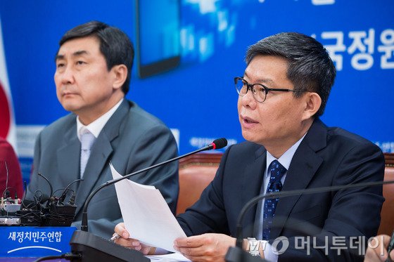 최재천 새정치민주연합 신임 정책위의장이 23일 서울 여의도 국회에서 열린 정책조정회의에서 모두발언을 하고 있다. /사진= 뉴스1