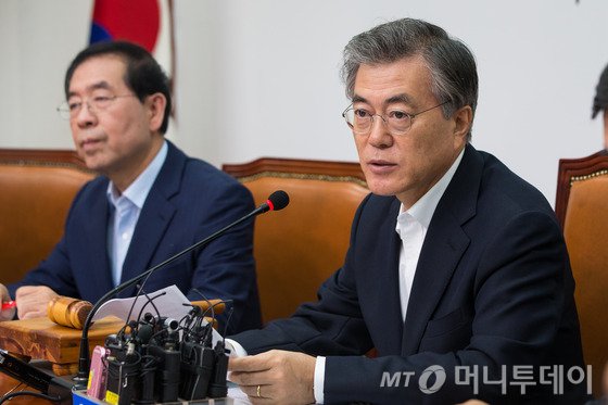 문재인 새정치민주연합 대표가 22일 서울 여의도 국회에서 열린 최고위원회의에서 모두발언을 하고 있다.문 대표는 이날 국가정보원의 해킹·감청 의혹과 관련, "국정원을 '몰카'(몰래카메라) 삼아 국민을 불법 사찰했다는 의혹에도 박근혜 대통령이 긴 침묵에 있는 건 참으로 이해할 수 없다"고 비판했다. 2015.7.22/뉴스1  <저작권자 © 뉴스1코리아, 무단전재 및 재배포 금지>