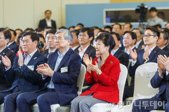 박근혜 대통령이 22일 인천 송도컨벤시아에서 열린 인천창조경제혁신센터 출범식에 참석해 최경환 경제부총리, 조양호 한진그룹 회장 등 참석자들과 함께 박수를 치고 있다. (청와대)/사진=뉴스1