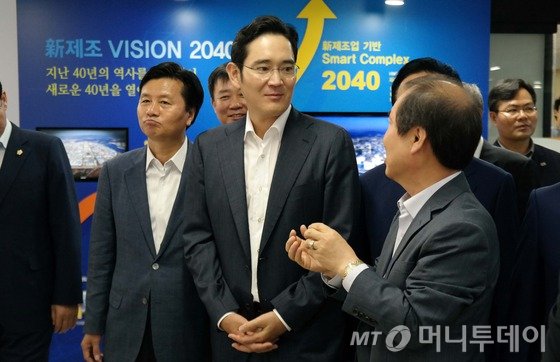 21일 이재용 삼성전자 부회장이 경북 구미에 위치한 경북창조경제혁신센터를 방문해 지원방안을 논의하고 김관용 경북도지사, 심학봉 국회의원, 김진한 경북창조경제혁신센터장 등 관계자들과 함께 센터를 둘러보고 있다.(삼성전자 제공) 2015.7.21/뉴스1