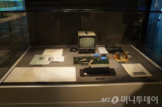 애플이 1976년 내놓은 첫 PC '애플 I'. 모니터와 키보드를 갖춘 오늘날 PC의 모습을 처음 갖춘 모델이다. 현재까지 전 세계에 50여대가 남아 있는 것으로 알려져 있다. 넥슨컴퓨터박물관이 소장한 '애플 I'은 작동이 가능한 6대 중 1대다. /사진=서진욱 기자.
