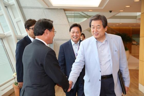 김무성 새누리당 대표가 25일 인천곡항에서 미국 출국전 당내 인사들과 인사를 하고 있는 모습. /사진= 새누리당 제공