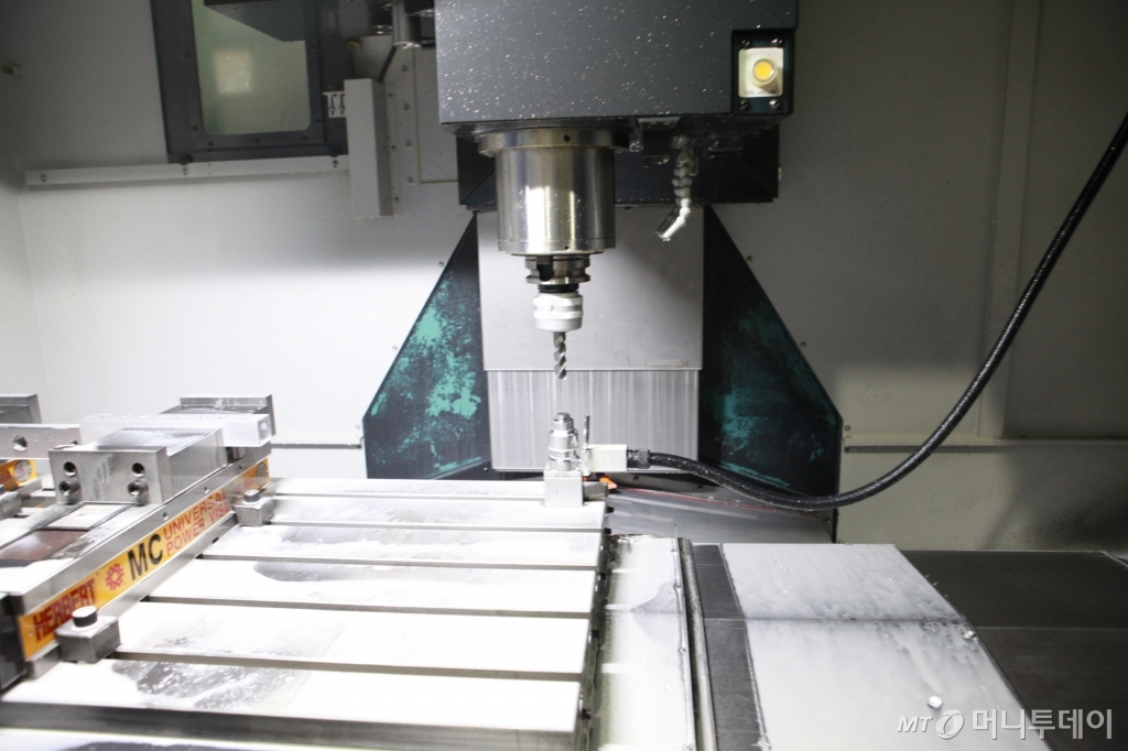 공구 길이 자동측정 시스템을 통해 불량률을 0.01%까지 낮췄다. /사진=두산인프라코어