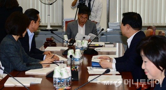 24일 서울 여의도 국회에서 열린 정치개혁특별위원회 공직선거법심사소위원회에서 정문헌 소위원장 등 위원들이 20대 국회의원 선거에 적용할 선구구 획정 기준 등을 논의하고 있다. /사진=뉴스1