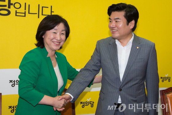 원유철 새누리당 원내대표가 27일 서울 여의도 국회에서 심상정 정의당 신임대표를 예방, 인사를 나누고 있다. /사진=뉴스1