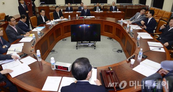 국정원의 내국인 해킹 의혹에 대한 국회 차원의 진상조사가 본격 시작된 가운데 이병호 국가정보원장이 27일 서울 여의도 국회에서 열린 정보위원회 전체회의에 출석해 자리하고 있다. /사진=뉴스1