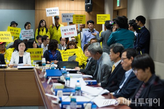 지난 5월 21일 서울 중구 저동 4·16세월호참사 특별조사위원회 대회의실에서 열린 제6차 특조위 회의에서 방청온 유가족들이 시행령 폐기, 특조위 독립성 보장 등을 촉구하는 손팻말을 들고 있다./사진=뉴스1
