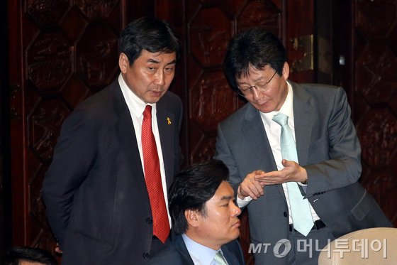 유승민 새누리당 원내대표와 이종걸 새정치민주연합 원내대표가 지난 5월 12일 서울 여의도 국회에서 열린 본회의에서 대화하고 있다./사진=뉴스1