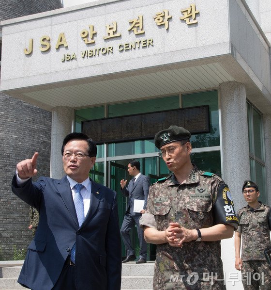 정의화 국회의장이 7월3일 판문점 JSA안보견학관 주위의 건물들에 대해 질문하고 있다. 2015.7.3/뉴스1