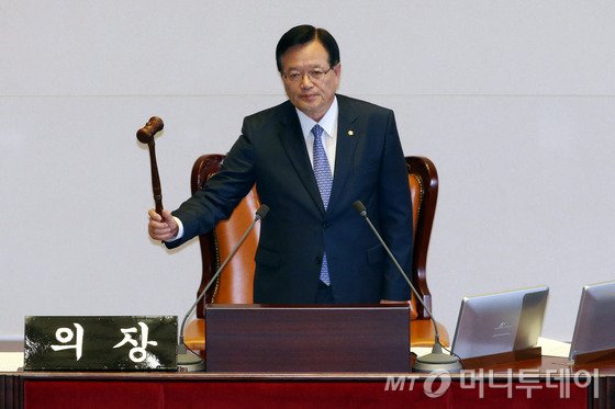 정의화 국회의장이 6월25일 저녁 서울 여의도 국회에서 열린 본회의에서 의사봉을 두드리며 개회를 선언하고 있다.2015.6.25/뉴스1