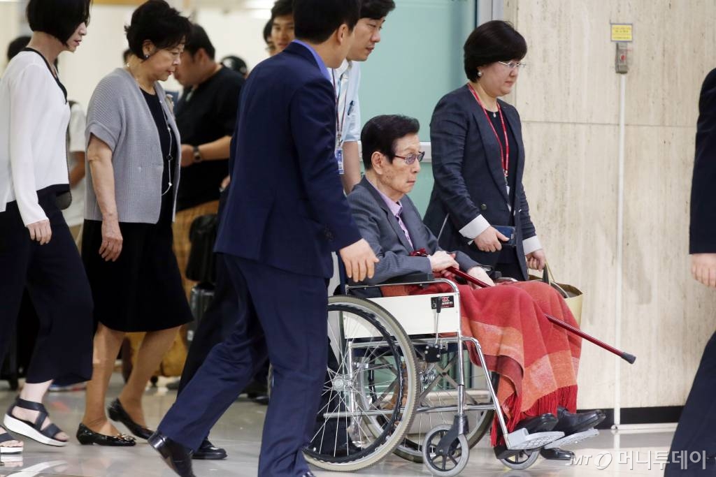 신격호 롯데그룹 총괄회장이 지난달 28일 오후 김포국제공항을 통해 귀국하고 있다.
/사진=머니투데이 포토DB