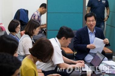 신경민 국회 정보위원회 새정치민주연합 간사가 2일 서울 여의도 국회에서 국정원 해킹의혹 전문가 기술간담회 전제조건과 관련해 기자간담회를 갖고 있다. /사진=뉴스1