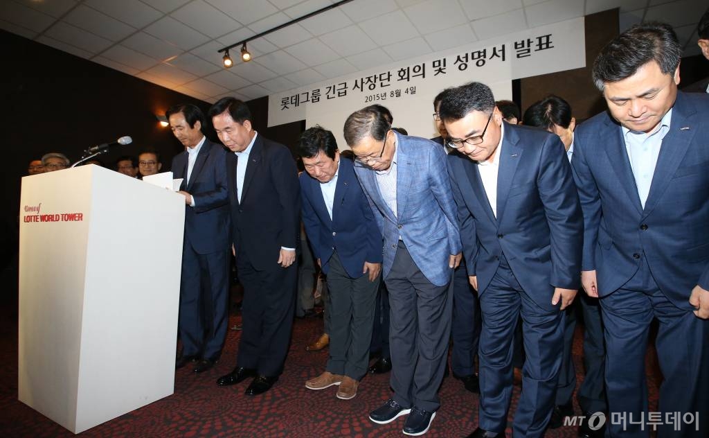 노병용 롯데물산 사장이 그룹 계열사 사장단과 함께 4일 오전 서울 잠실 제2롯데월드 홍보관에서 열린 롯데그룹 긴급 사장단 회의를 마친 뒤 성명서를 발표하고 있다.<br><br>롯데그룹 사장단은 이날 긴급회의에서 신동빈 롯데 회장 지지를 선언하며 "경영 적임자로 판단한다"고 밝혔다.