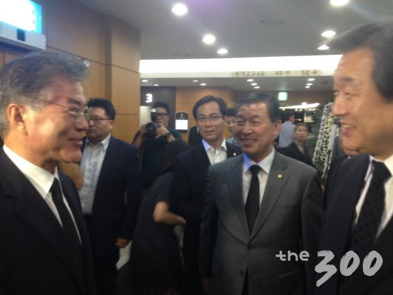 김무성 새누리당 대표(오른쪽)와 문재인 새정치연합 대표가 4일 박상천 새정치연합 상임고문 빈소에서 조우했다./머니투데이