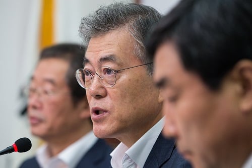 문재인 새정치민주연합 대표가 5일 서울 여의도 국회에서 열린 최고위원회의에서 모두발언을 하고 있다. 문 대표는 이날 "새누리당이 권역별 비례대표제를 수용한다면 우리당도 오픈프라이머리(완전국민경선제) 도입을 당론으로 결정할 수 있다"고 말했다. 2015.8.5/뉴스1