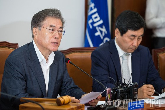 문재인 새정치민주연합 대표가 5일 서울 여의도 국회에서 열린 최고위원회의에서 모두발언을 하고 있다. 문 대표는 이날 "새누리당이 권역별 비례대표제를 수용한다면 우리당도 오픈프라이머리(완전국민경선제) 도입을 당론으로 결정할 수 있다"고 말했다. 2015.8.5/뉴스1  <저작권자 © 뉴스1코리아, 무단전재 및 재배포 금지>