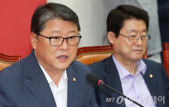 새누리당 조원진 원내수석부대표가 4일 서울 여의도 국회에서 열린 원내대책회의에서 모두발언을 하고 있다. /사진=뉴스1