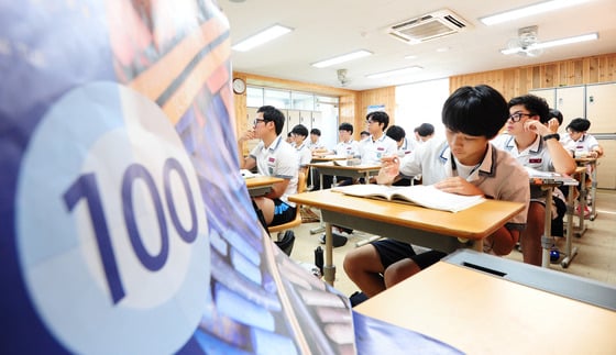 대학수학능력시험 100일을 앞둔 지난 4일 전북 전주시 효자동 호남제일고등학교에서 3학년 학생들이 보충학습을 받고 있다./사진=뉴스1제공