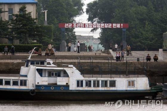 중국 단동에서 바라본 북한 신의주에서 주민들이 여가를 보내고 있다./사진=이기범