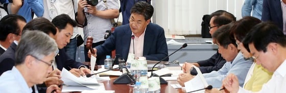 27일 서울 여의도 국회에서 열린 정치개혁특별위원회 공직선거법심사소위원회에서 정문헌 소위원장이 의사봉을 두드리고 있다. 정개특위는 이 자리에서 내년 20대 국회의원 선거에 적용할 선거구 획정 기준에 관한 논의를 이어간다. 2015.7.27/뉴스1