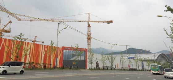 KTX광명역 앞에 위치한 주상복합 호반베르디움 신축현장/사진=배규민 기자