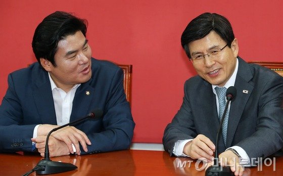 새누리당 원유철 원내대표가 16일 서울 여의도 국회 새누리당 원내대표실에서 황교안 국무총리를 접견하며 대화를 나누고 있다. 2015.7.16/뉴스1