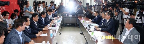 6일 서울 여의도 국회에서 열린 '롯데 등 대기업 소유구조 관련 당정협의'에서 새누리당 김정훈 정책위의장과 정재찬 공정거래위원장이 차례로 모두발언을 하고 있다. 당과 정부는 이 자리에서 롯데 총수 일가의 경영권 분쟁과 관련한 재벌그룹 지배구조 개선책을 모색한다. 2015.8.6/뉴스1