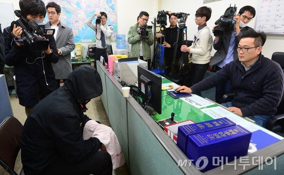 성매매로 용돈을 벌던 10대 가출소녀를 모텔로 유인해 살해한 혐의를 받고 경찰에 붙잡힌 김모(38)씨가 30일 서울 관악경찰서에서 조사를 받고 있다. 경찰은 사건 직전인 오전 6시쯤부터 30여분간 A양과 모바일 메신저로 대화한 대상자 중 인적사항과 현장 목격담을 토대로 김씨를 용의자로 특정해 폐쇄회로(CC)TV 분석 등을 통해 동선을 추적해 김씨를 붙잡았다. 김씨는 경찰조사에서 A양과 모텔에 함께 들어간 건 맞지만 살해하지는 않았다며 혐의를 부인하고 있다고 경찰은 전했다. 2015.3.30/뉴스1 <저작권자 © 뉴스1코리아, 무단전재 및 재배포 금지>