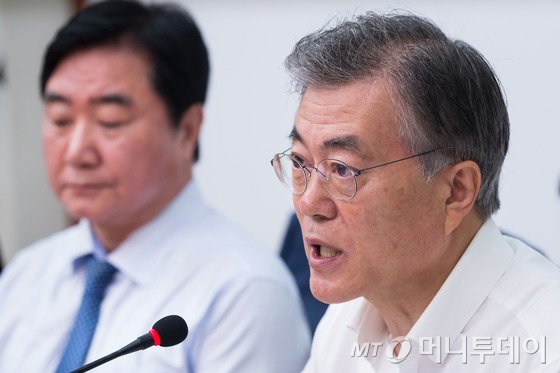 문재인 새정치민주연합 대표가 7일 서울 여의도 국회에서 열린 확대간부회의에서 모두발언을 하고 있다.문 대표는 이날 "권역별 비례대표제는 당리당략으로 판단할 문제가 아니다"며 "새누리당이 못 받아들이는 건 지역구도 정치의 기득권을 놓지 않으려는 것이다"고 비판했다. 2015.8.7/뉴스1 <저작권자 © 뉴스1코리아, 무단전재 및 재배포 금지>