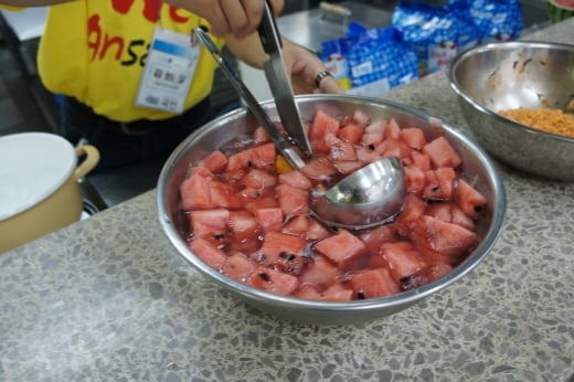 국인 대학생들이 직접 만든 화채. /사진=정봄 기자