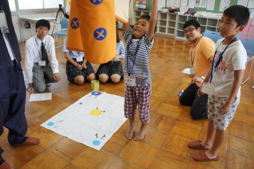 제 몸에 비해 큰 윷가락을 교토 국제학교 학생이 힘껏 던지고 있다. /사진=정봄 기자