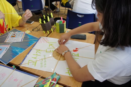 6일 오사카 건국학교에서 국인 글로벌멘토링의 일환으로 '연 만들기' 프로그램이 진행됐다. /사진=정봄 기자