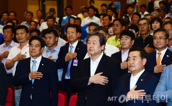 새누리당 김무성 대표가 10일 오후 서울 여의도 국회 의원회관 대회의실에서 열린 '합리적 김영란법 시행령 제정을 위한 국내농축산업 대토론회'에서 참석자들과 함께 국기에 대한 경례를 하고 있다.이날 전국한우협회와 한우자조금관리위원회는 내년 9월부터 시행될 예정인 이른바 '김영란법' 대상에서 농축산물을 제외해 달라고 호소했다. /사진=뉴스1