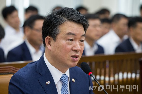 강신명 경찰청장이 10일 서울 여의도 국회에서 열린 안전행정위원회 전체회의에 출석해 국정원 직원 자살과 관련 의원 질의에 답하고 있다. 2015.8.10/뉴스1