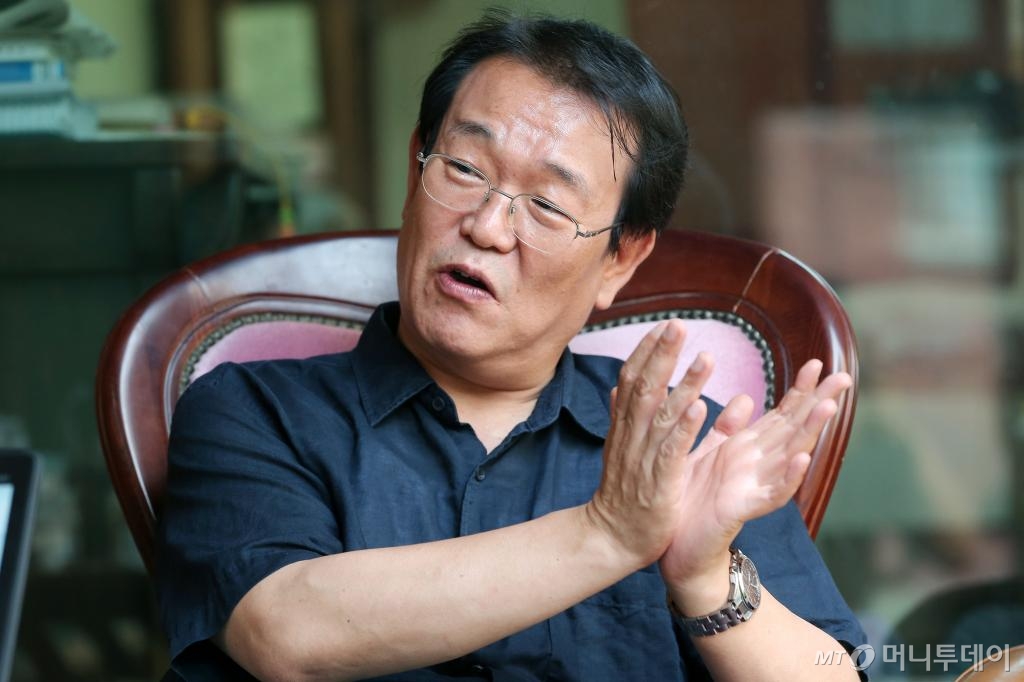 과거의 구체적인 사건을 머릿속에 꿰고 있는 냉철하고 디테일한 역사학자 전우용은 "광복 70주년에 우리가 되새겨야할 가치는 '관용의 태도'"라며 "지나간 세월에서 위인과 소시민의 역사를 함께 가져가는 의식이 미래를 준비하는 원동력"이라고 강조했다. /사진=이정호 인턴기자 direct119@mt.co.kr