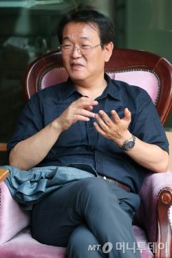 역사학자 전우용은 "어설픈 낙관주의에 기댄 결과는 경쟁의 끝에서 만난 전쟁"이라며 "고도 성장기를 거친 우리 사회는 물질의 풍요로움을 얻었지만, 지속성과 안정성을 잃었다"고 했다. /사진=이정호 인턴기자 direct119@mt.co.kr